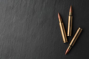 Siyah masada bir sürü kurşun var, düz yerde. Metin için boşluk