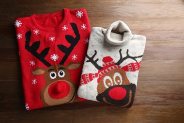 Katlanmış sıcak Noel kazakları ahşap masada, düz yatıyordu.