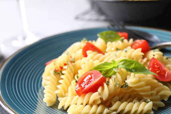 Köstliche Pasta Mit Tomaten Und Basilikum Nahaufnahme — Stockfoto