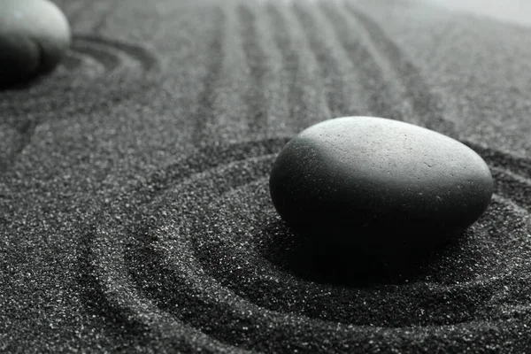 Черный Песок Камнем Красивый Узор Концепция Дзен — стоковое фото