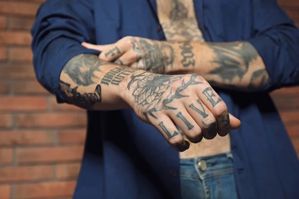 Joven Hombre Con Tatuajes Cuerpo Cerca Pared Ladrillo Primer Plano —  Fotos de Stock