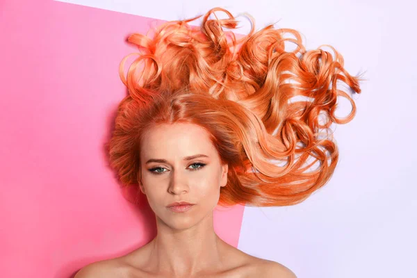 Schöne Frau Mit Langen Orangen Haaren Auf Farbigem Hintergrund Draufsicht — Stockfoto