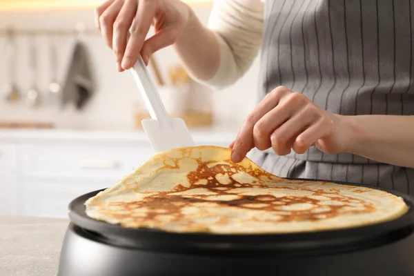 Mujer Cocinando Crepe Delicioso Fabricante Panqueques Eléctricos Cocina Primer Plano — Foto de Stock