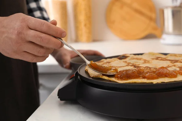 Man Koken Heerlijke Crêpe Met Jam Elektrische Pannenkoek Maker Keuken — Stockfoto