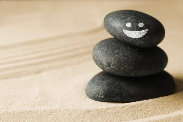 Steinstapel Mit Gezeichnetem Glücklichen Gesicht Auf Sand Platz Für Text — Stockfoto