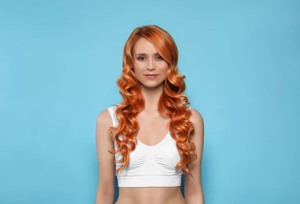 Schöne Frau Mit Langen Orangen Haaren Auf Hellblauem Hintergrund — Stockfoto