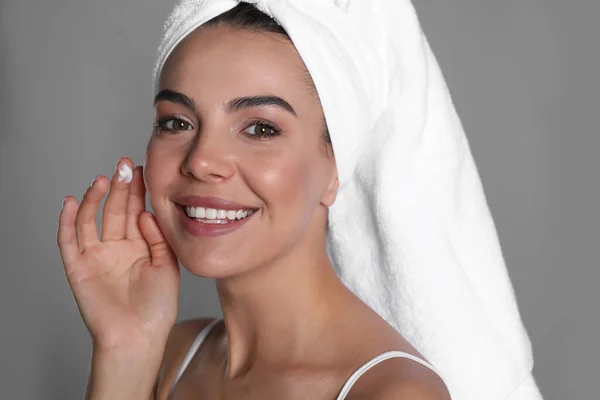 Beautiful Young Woman Towel Applying Cream Face Grey Background — Photo