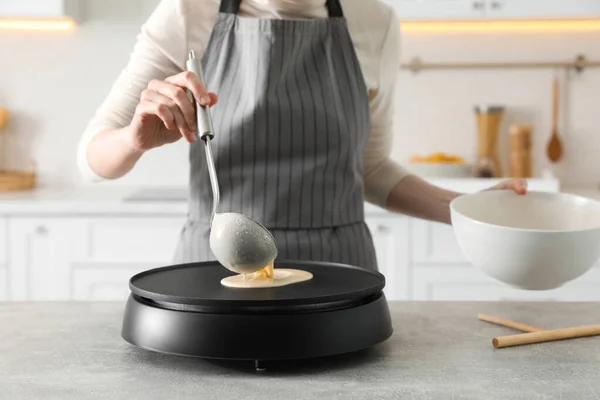 Kadın Mutfakta Elektrikli Gözleme Makinesinde Leziz Krep Pişiriyor Yakın Plan — Stok fotoğraf