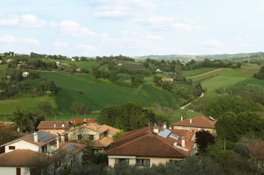 Bulutlu gökyüzünün altındaki kırsal manzaranın güzel manzarası