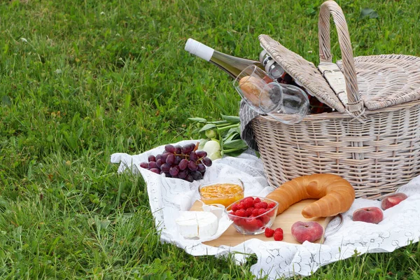 Açık Havada Piknik Sepeti Lezzetli Yemekler Çiçekler Elma Şarabı — Stok fotoğraf