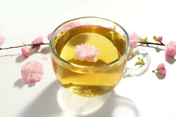 淹れたてのお茶とテーブルの上の美しい花のガラスカップ — ストック写真