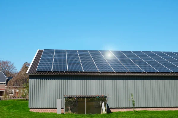 Edifício Com Painéis Solares Instalados Telhado Fonte Energia Alternativa — Fotografia de Stock