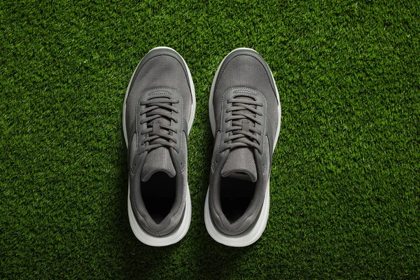 Par Sapatos Esportivos Elegantes Grama Verde Flat Lay — Fotografia de Stock