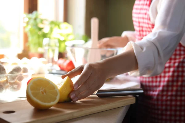 Woman Fresh Cut Lemon Countertop Kitchen Closeup —  Fotos de Stock