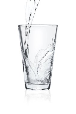 Beyaz arka planda soda bardağına dökülüyor.