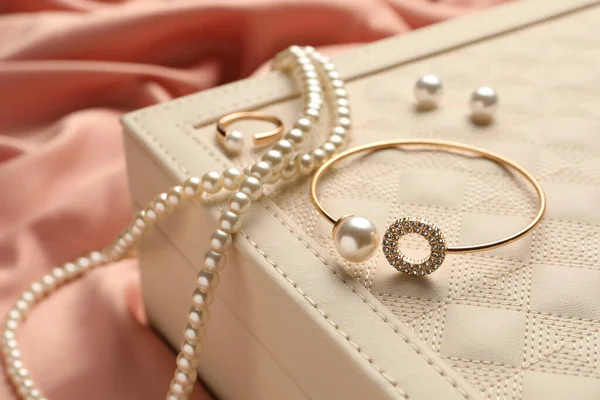 Box Luxurious Pearl Jewelry Pink Fabric Closeup — ストック写真