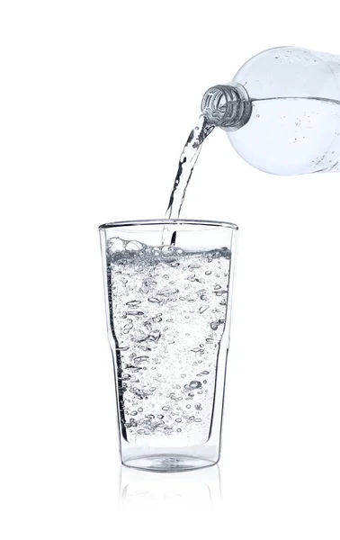 Giet Soda Water Uit Fles Glas Witte Achtergrond — Stockfoto