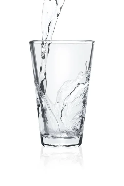 Giet Soda Water Glas Witte Achtergrond — Stockfoto