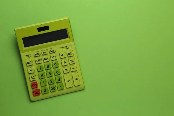 Calculadora Moderna Fundo Verde Vista Superior Espaço Para Texto — Fotografia de Stock