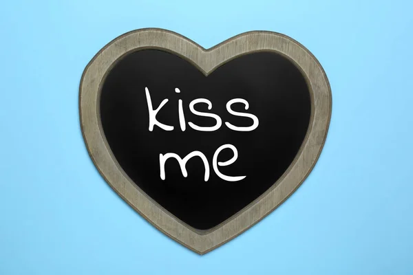 Small Heart Shaped Chalkboard Phrase Kiss Light Blue Background Top — Stockfoto