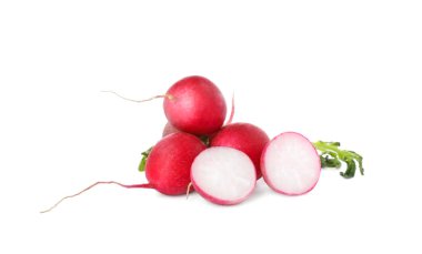 Beyaz arka planda taze olgun turp.