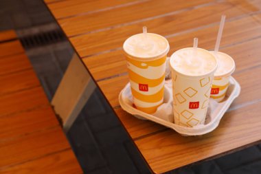 MYKOLAIV, UKRAINE - 11 Ağustos 2021: Cold McDonald 's Kafe' deki masada içecekler