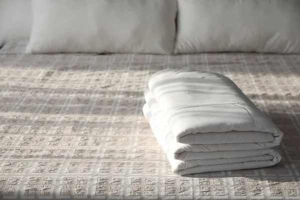 Διπλωμένη Καθαρή Κουβέρτα Στο Κρεβάτι Στο Δωμάτιο Χώρος Για Κείμενο — Φωτογραφία Αρχείου