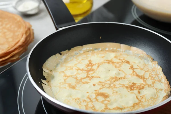 Delicioso Panqueque Delgado Sartén Estufa Inducción Primer Plano — Foto de Stock