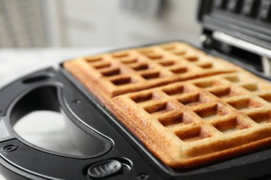 Lezzetli Belçika waffleları olan modern demir masa, yakın çekim