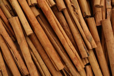 Arka plan olarak Aromatik tarçın çubukları, üst görünüm