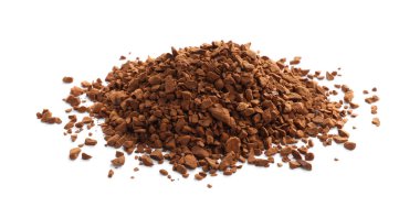 Beyaz üzerine izole edilmiş aromatik hazır kahve yığını.