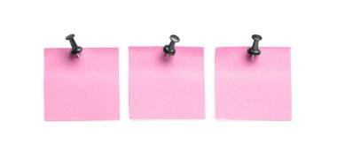 Beyaz arka planda siyah raptiyeli boş pembe notlar, üst manzara. Metin için boşluk