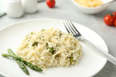 Tabakta kuşkonmaz olan leziz risotto, yakın plan.