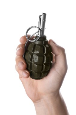 Beyaz arka planda el bombası tutan adam, yakın plan.
