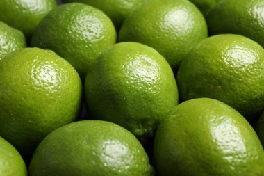 Taze yeşil limonlar arka plan olarak, yakın plan