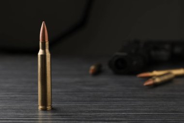 Siyah tahta masadaki kurşun. Metin için boşluk