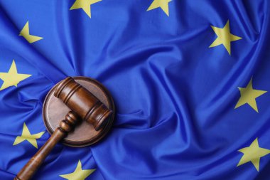 Avrupa Birliği bayrağında tahtadan yargıç tokmağı, üst görüş. Metin için boşluk