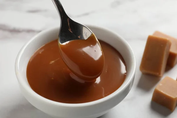 Taking Yummy Salted Caramel Spoon Bowl Table Closeup — Stock Photo, Image