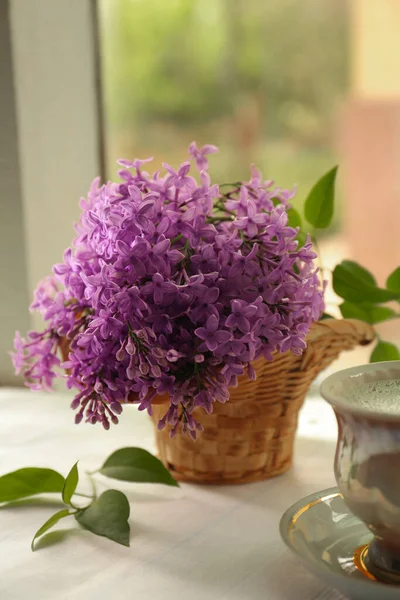 Bunga Bunga Lilac Indah Keranjang Wicker Dan Secangkir Kopi Panas — Stok Foto