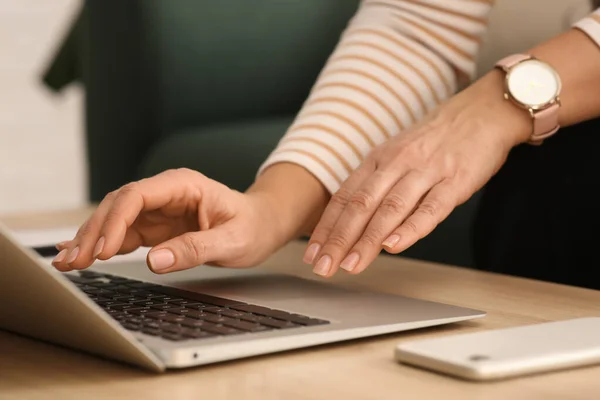 Mulher Com Laptop Moderno Aprendendo Mesa Dentro Casa Close — Fotografia de Stock