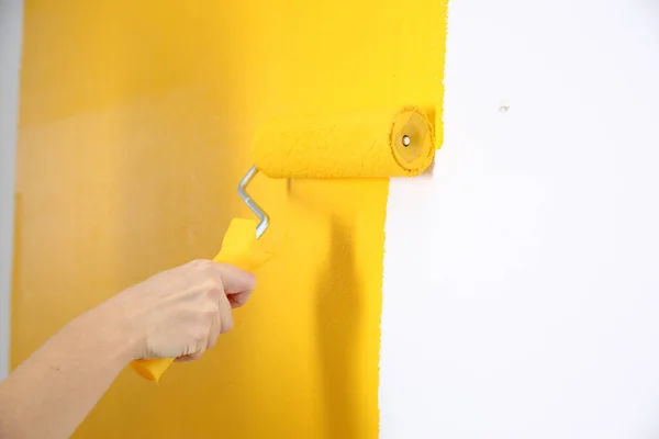 Mulher Pintando Parede Branca Com Tinta Amarela Close Renovação Interior — Fotografia de Stock