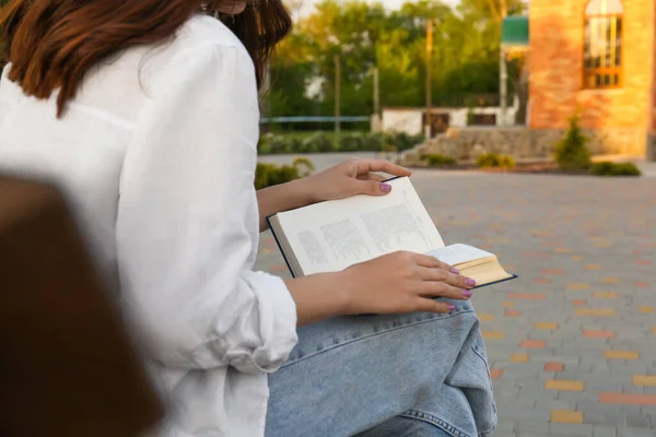 Young Woman Reading Book Outdoors Closeup View — Stock Photo, Image