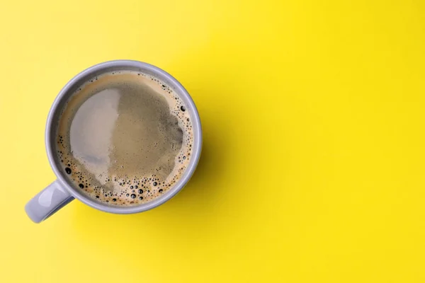 Grey Mug Freshly Brewed Hot Coffee Yellow Background Top View — Fotografia de Stock