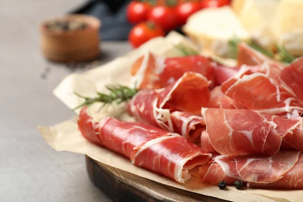 Plátky Chutného Prosciutto Šedém Stole Detailní Záběr — Stock fotografie