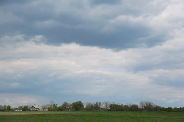 Domy Pod Chmurnym Niebem Malowniczy Krajobraz Wiejski — Zdjęcie stockowe