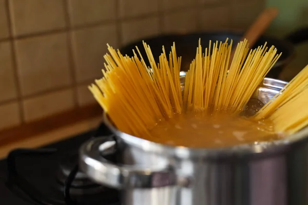 Shiny Pot Water Spaghetti Stove Indoors Closeup — стоковое фото