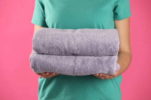 Woman Holding Fresh Towels Pink Background Closeup — Stock Photo, Image