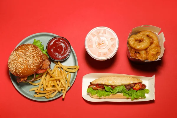 Smaczny Burger Frytki Hot Dog Smażone Krążki Cebulowe Orzeźwiający Napój — Zdjęcie stockowe