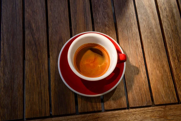 Beker Van Aromatische Hete Koffie Houten Tafel Boven Uitzicht — Stockfoto