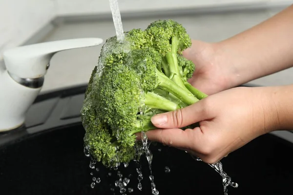 Wanita Mencuci Brokoli Hijau Segar Wastafel Dapur Closeup — Stok Foto
